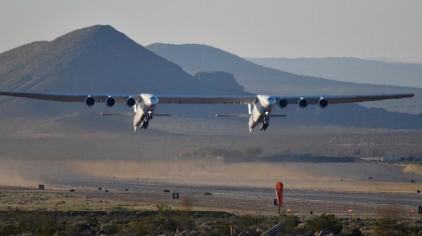 Penampakan Pesawat Terbesar Sejagat Melesat ke Angkasa