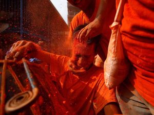 Melihat Kemeriahan Festival Kuning di Nepal