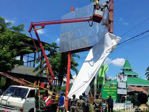 Bawaslu Bondowoso Turunkan Paksa Alat Peraga Kampanye Bandel