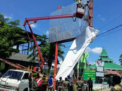 Bawaslu Bondowoso Turunkan Paksa Alat Peraga Kampanye Bandel