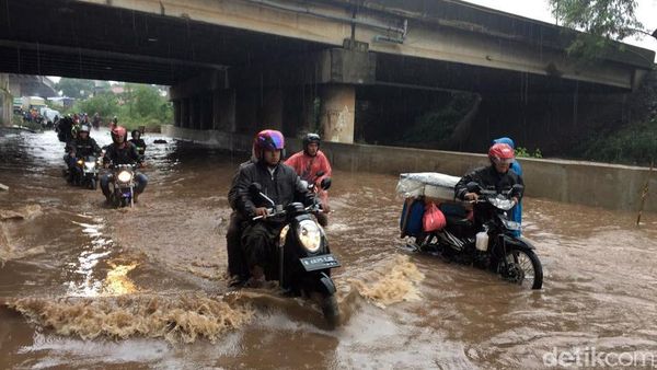 Hujan Guyur Bekasi, Jalan Kyai Haji Noer Ali Kebanjiran