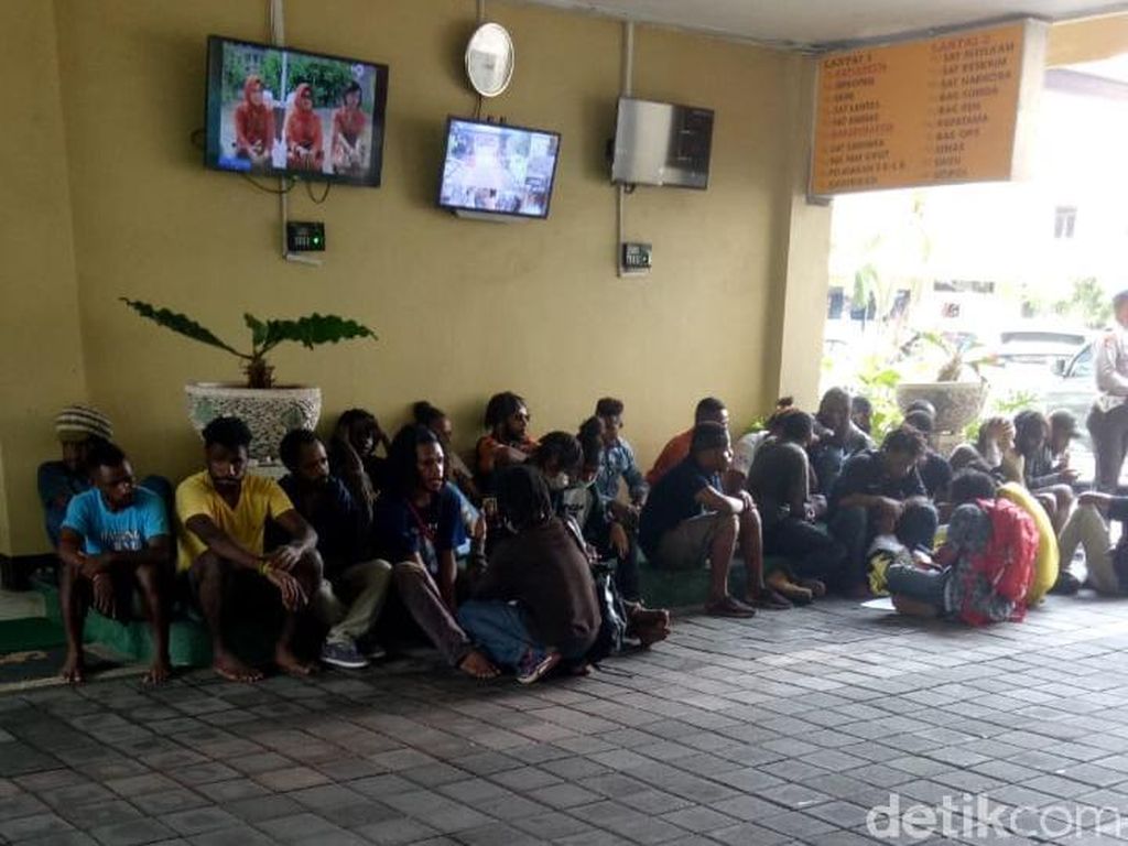 Demo Tolak Pilpres 2019, Sejumlah Mahasiswa Diamankan Polisi Demo Tolak Pilpres 2019, Sejumlah Mahasiswa Diamankan Polisi