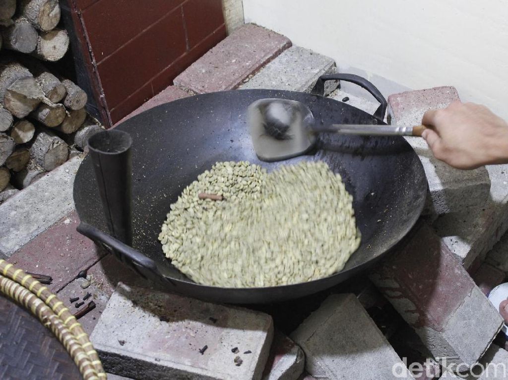 Menyeruput Kopi Sambil Luluran Kopi Luwak di Cikole Menyeruput Kopi Sambil Luluran Kopi Luwak di Cikole