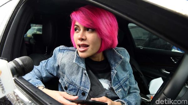 Lagi Hamil, Nikita Mirzani Warnai Rambut