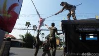 Momen Satpol PP Kota Depok Tertibkan APK di Masa Tenang