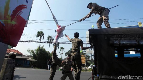 Momen Satpol PP Kota Depok Tertibkan APK di Masa Tenang