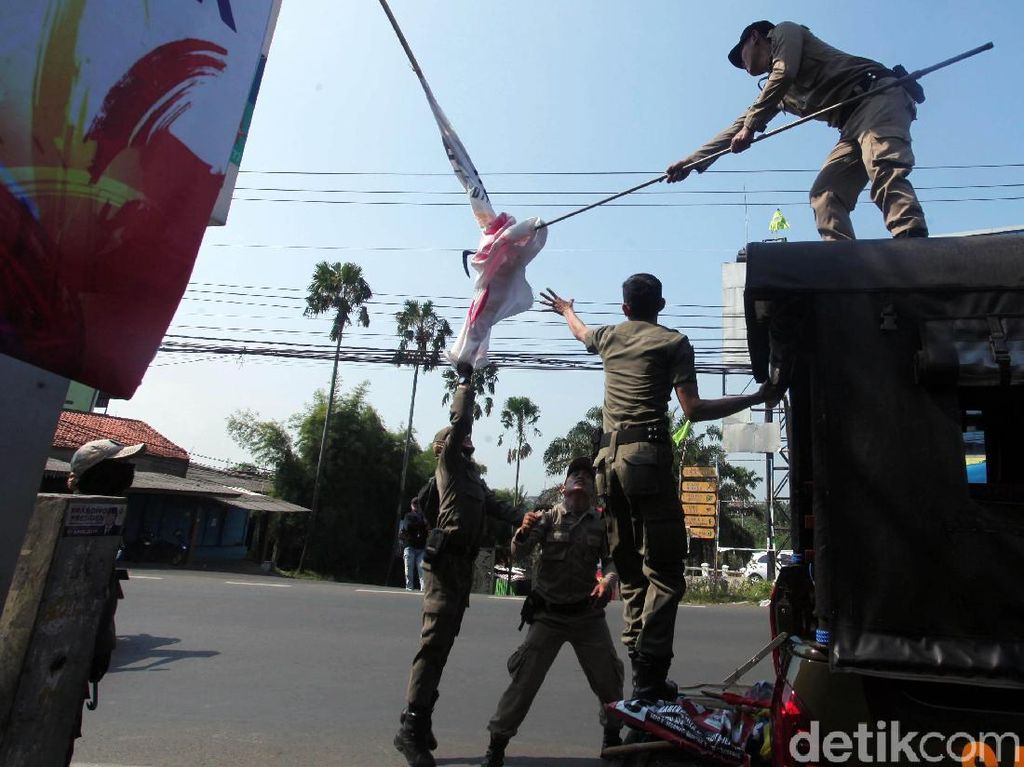 Momen Satpol PP Kota Depok Tertibkan APK di Masa Tenang Momen Satpol PP Kota Depok Tertibkan APK di Masa Tenang