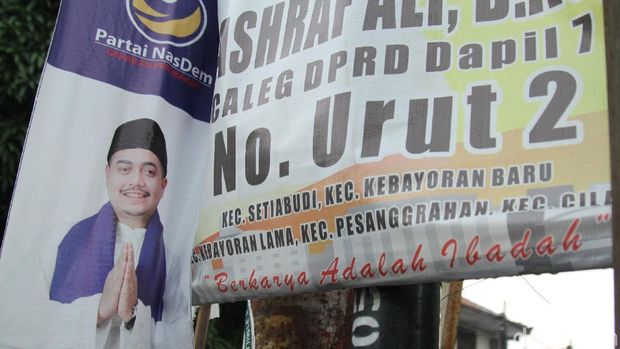 Hari kedua masa tenang, sejumlah stiker kampanye masih terlihat di Jalan Karya Utama, Gandaria, Jakarta Selatan, Senin (15/4).