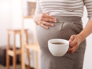Pesan Kopi di Kafe, Wanita Hamil Ini Justru Diserang Oleh Orang Asing Pesan Kopi di Kafe, Wanita Hamil Ini Justru Diserang Oleh Orang Asing
