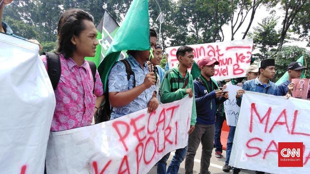 Tuntutan Kader HMI Jatim dalam demo di depan Mapolda Jatim.