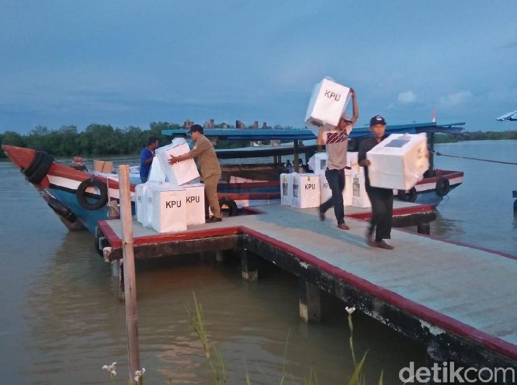 Terbungkus Plastik, Logistik Pemilu Dikirim ke Kampung Laut Terbungkus Plastik, Logistik Pemilu Dikirim ke Kampung Laut