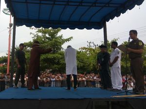 Ketangkap Mesum, Oknum Dokter di Aceh Dicambuk Ketangkap Mesum, Oknum Dokter di Aceh Dicambuk