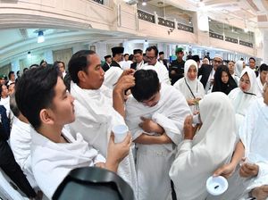Potret Jokowi Cium Hajar Aswad dan Cukur Tahalul Iriana-Gibran-Kaesang