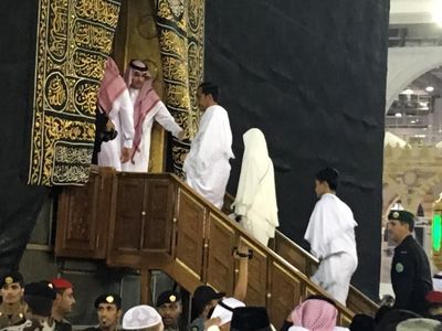Momen Jokowi Bertemu Raja Salman, Umrah Hingga Masuk Kakbah