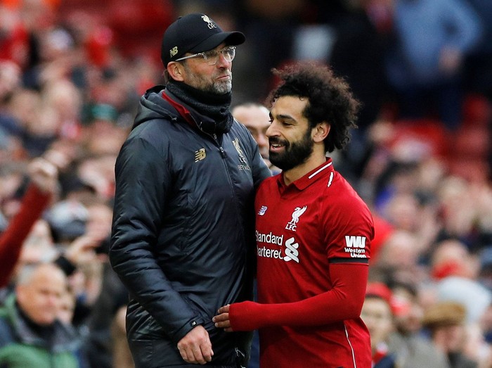 Soccer Football - Premier League - Liverpool v Chelsea - Anfield, Liverpool, Britain - April 14, 2019  Liverpools Mohamed Salah is substituted and shakes hands with manager Juergen Klopp            REUTERS/Phil Noble  EDITORIAL USE ONLY. No use with unauthorized audio, video, data, fixture lists, club/league logos or 