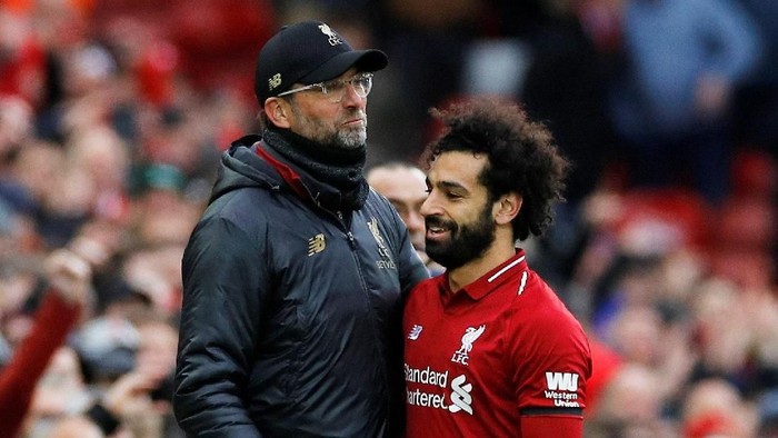 Soccer Football - Premier League - Liverpool v Chelsea - Anfield, Liverpool, Britain - April 14, 2019  Liverpools Mohamed Salah is substituted and shakes hands with manager Juergen Klopp            REUTERS/Phil Noble  EDITORIAL USE ONLY. No use with unauthorized audio, video, data, fixture lists, club/league logos or 