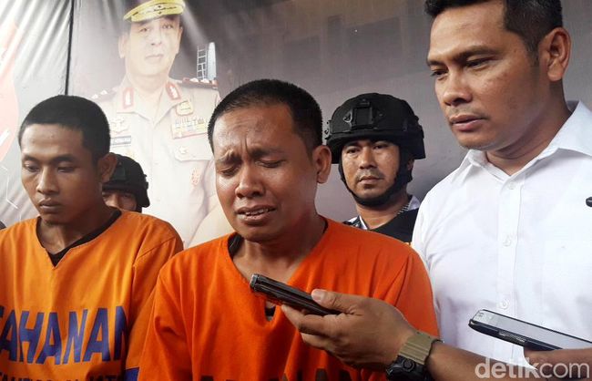 Tangis Sesenggukan Pemutilasi Mayat Dalam Koper Tangis Sesenggukan Pemutilasi Mayat Dalam Koper