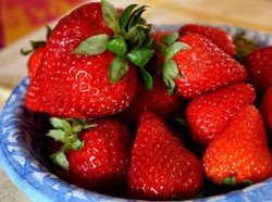Strawberry Ini Viral Karena Punya Bentuk yang Unik dan Seksi