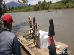 Kisah Petugas di Sulbar Antar Surat Suara, Naik Getek-Nyaris Tenggelam