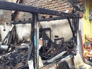 Diduga Kompor Meleduk, Sebuah Rumah di Surabaya Ludes Terbakar