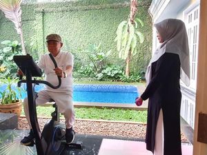 Gaya Santai Maruf Amin Saat Olahraga dan Main Bareng Cucu