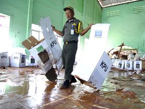 KPU Jabar Sebut 300 Kotak Suara Rusak Terendam Lumpur di Bogor KPU Jabar Sebut 300 Kotak Suara Rusak Terendam Lumpur di Bogor