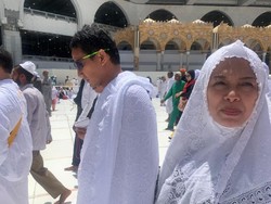 Sandi Ngevlog Usai Umrah: Mohon Maaf Kami Tak Posting, Kami Fokus Ibadah