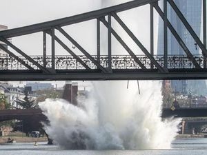 Bom Era PD II Diledakkan di Sungai Jerman, Picu Semburan Air Raksasa