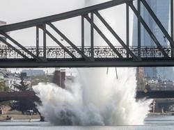 Bom Era PD II Diledakkan di Sungai Jerman, Picu Semburan Air Raksasa