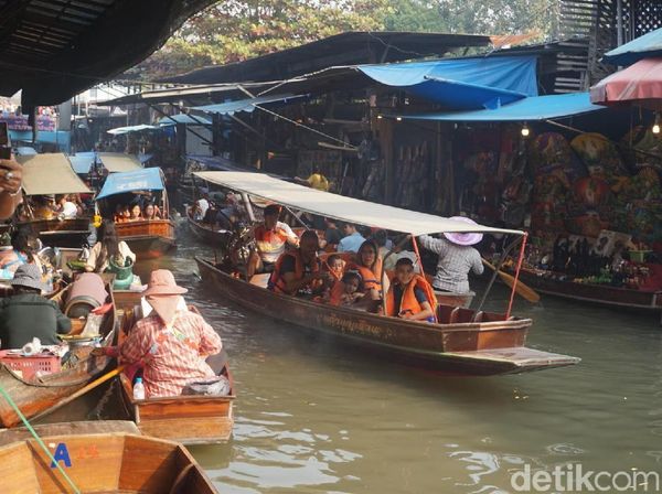 Potret Tempat Wisata Favorit di Thailand: Pasar Terapung