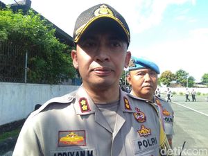 Polisi yang Berjaga di TPS Dilarang Foto-foto Polisi yang Berjaga di TPS Dilarang Foto-foto