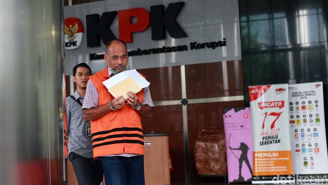 Tiga Tersangka Suap Hibah KONI Segera Disidang Tiga Tersangka Suap Hibah KONI Segera Disidang