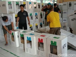 Begini Kondisi Kotak Suara Kardus yang Rusak Terkena Air Hujan