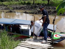 Daerah Sulit Dijangkau, Kotak Suara di Banyuasin Dikirim via Perahu