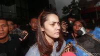 Ke Mana Senyum Siesa Usai Diperiksa KPK?