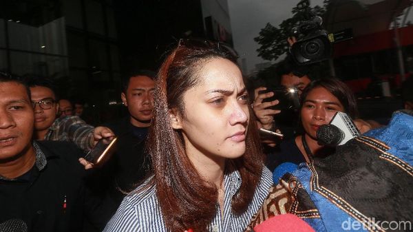 Ke Mana Senyum Siesa Usai Diperiksa KPK?