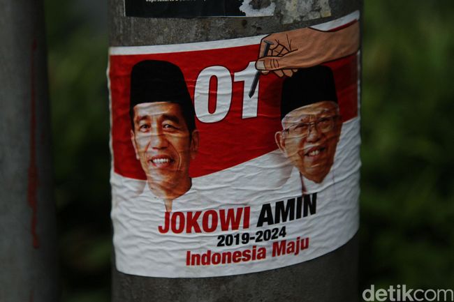Stiker Kampanye Masih Mejeng di Kawasan Gandaria Stiker Kampanye Masih Mejeng di Kawasan Gandaria