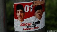 Stiker Kampanye Masih Mejeng di Kawasan Gandaria