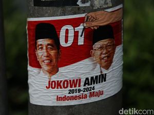 Stiker Kampanye Masih Mejeng di Kawasan Gandaria