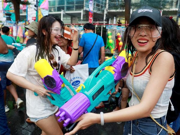 Yuk, Lihat Keseruan Warga Thailand Main Air Untuk Buang Sial