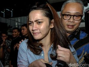 Video Siesa Darubinta Bungkam setelah Diperiksa KPK Video Siesa Darubinta Bungkam setelah Diperiksa KPK