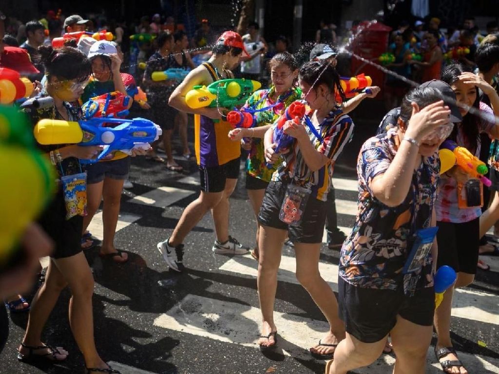 Songkran, Tradisi Basah-basahan Untuk Buang Sial di Thailand Songkran, Tradisi Basah-basahan Untuk Buang Sial di Thailand