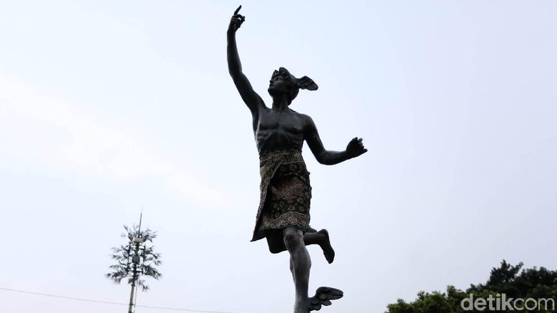 Patung Hermes di Harmoni Ditutupi Kain Patung Hermes di Harmoni Ditutupi Kain