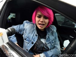 Dalam Rangka Keriyaan, Nikita Mirzani Kasih Billy Syahputra Uang