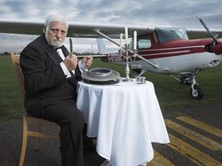 Mengenang Pria yang Bisa Makan Pesawat