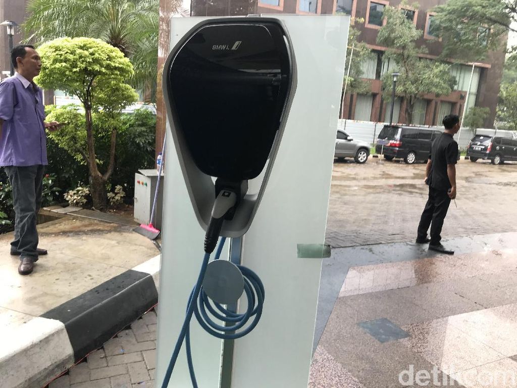 Tempat Ngecas Mobil Listrik Secepat Kilat ala PLN Aman dari Byar Pet? Tempat Ngecas Mobil Listrik Secepat Kilat ala PLN Aman dari Byar Pet?