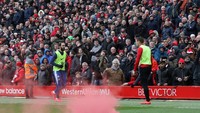 Ada sedikit gangguan dalam laga itu. Euforia di tribune sampai melemparkan flare di dalam lapangan. (Foto: Lee Smith/Actions Images via Reuters)