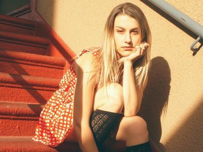 Ini Sosok Wanita Cantik di Balik Sukses Lagu BTS yang Pecahkan Rekor