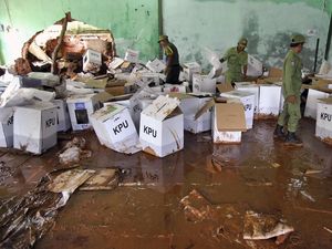 Ratusan Kotak Suara di Bogor Rusak Diterjang Banjir Ratusan Kotak Suara di Bogor Rusak Diterjang Banjir