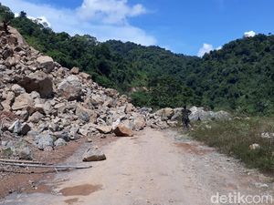 Jalan Lintas Provinsi di Sumbawa NTB Putus Akibat Longsor